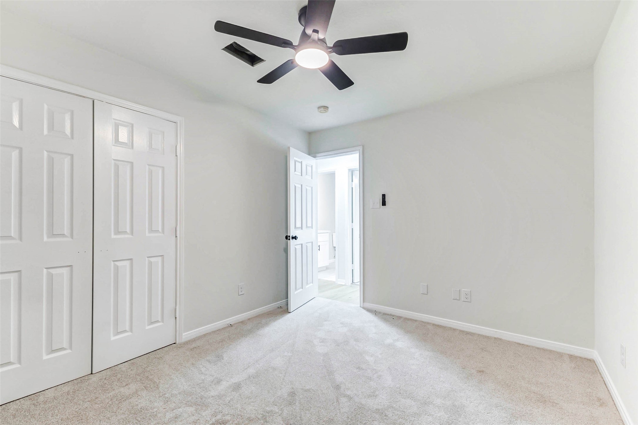 10102 Wiggins Street Houston, TX 77029 - Photo 18 of 26 an empty room with chandelier fan