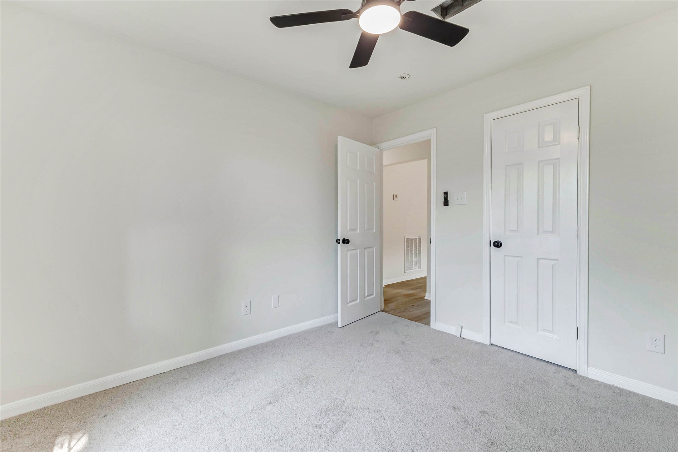 10102 Wiggins Street Houston, TX 77029 - Photo 19 of 26 an empty room with chandelier fan