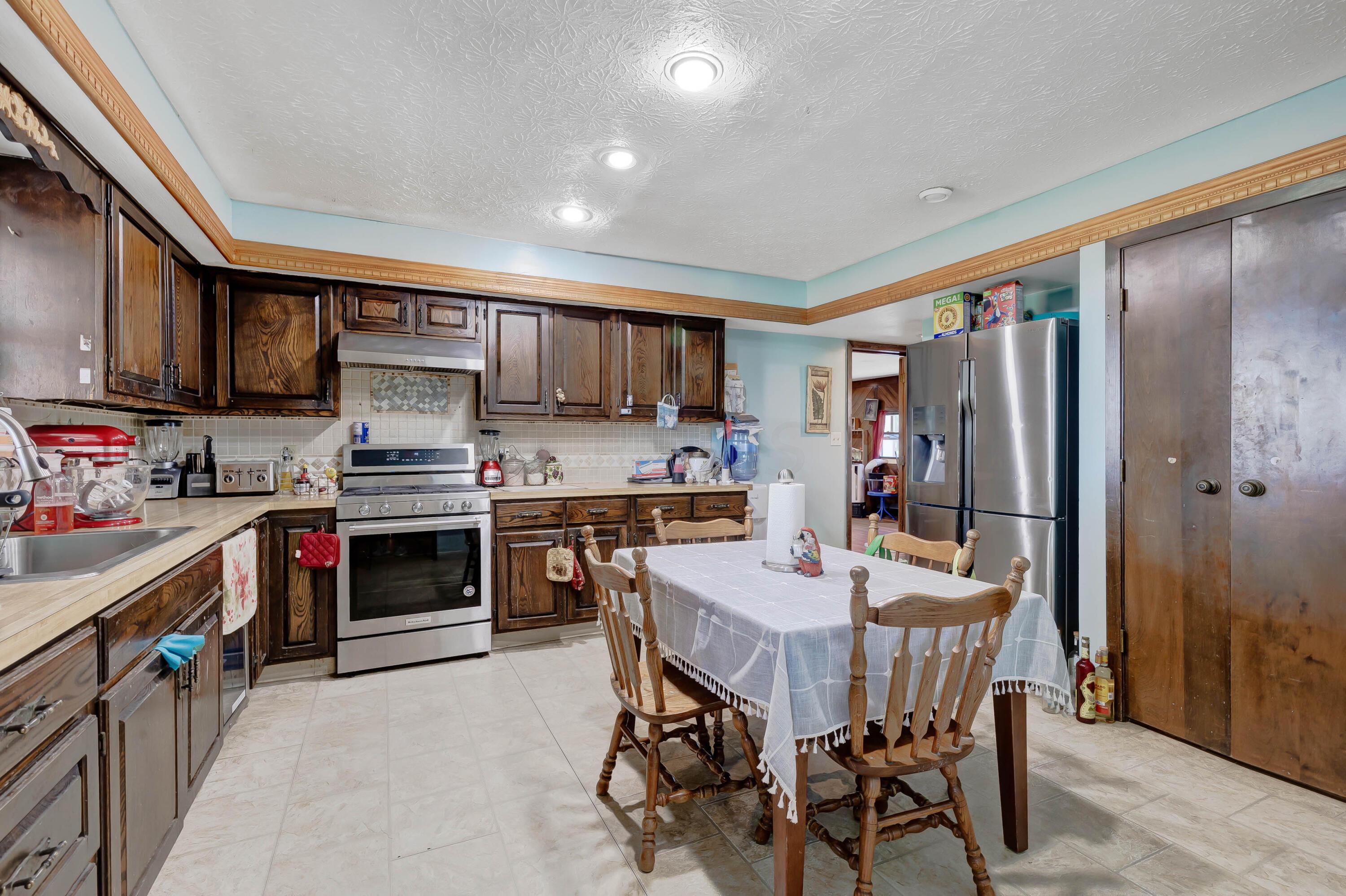4594 Cosgray Road Hilliard, OH 43026 - Photo 25 of 54 23. Kitchen
