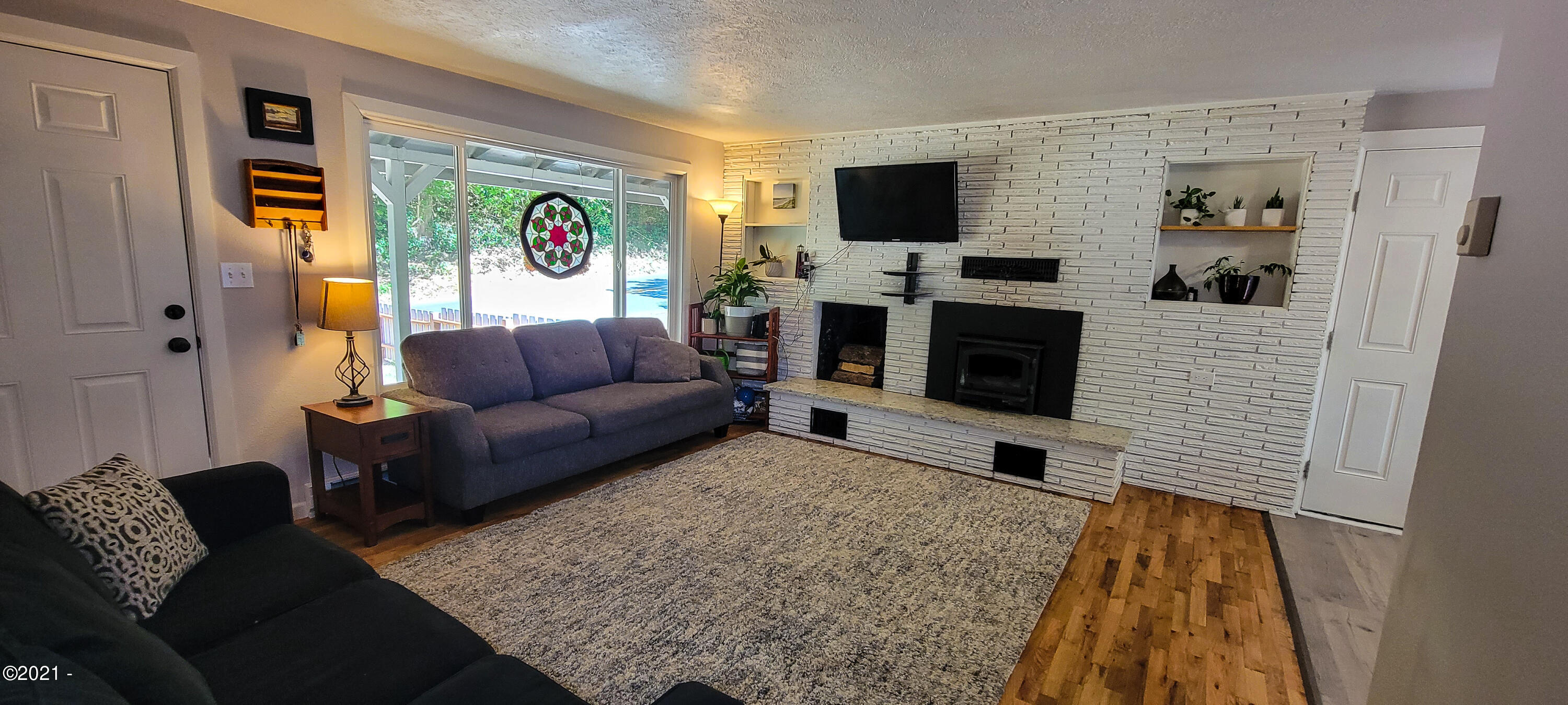 1449 Southeast Ammon Road Toledo, OR 97391 - Photo 5 of 32 Living Room