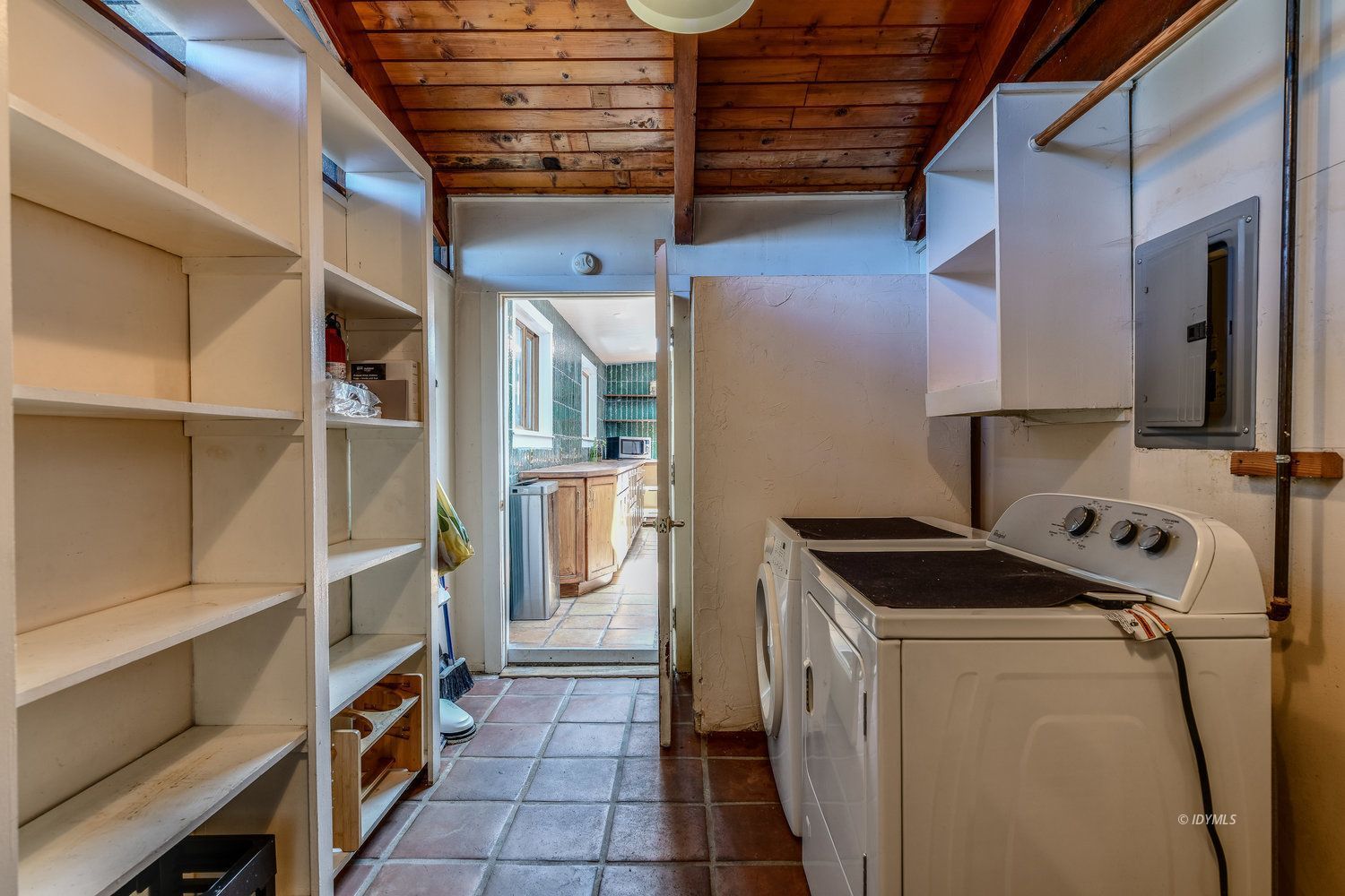 53155 Tollgate Road Idyllwild, CA 92549 - Photo 18 of 47 a utility room with cabinets