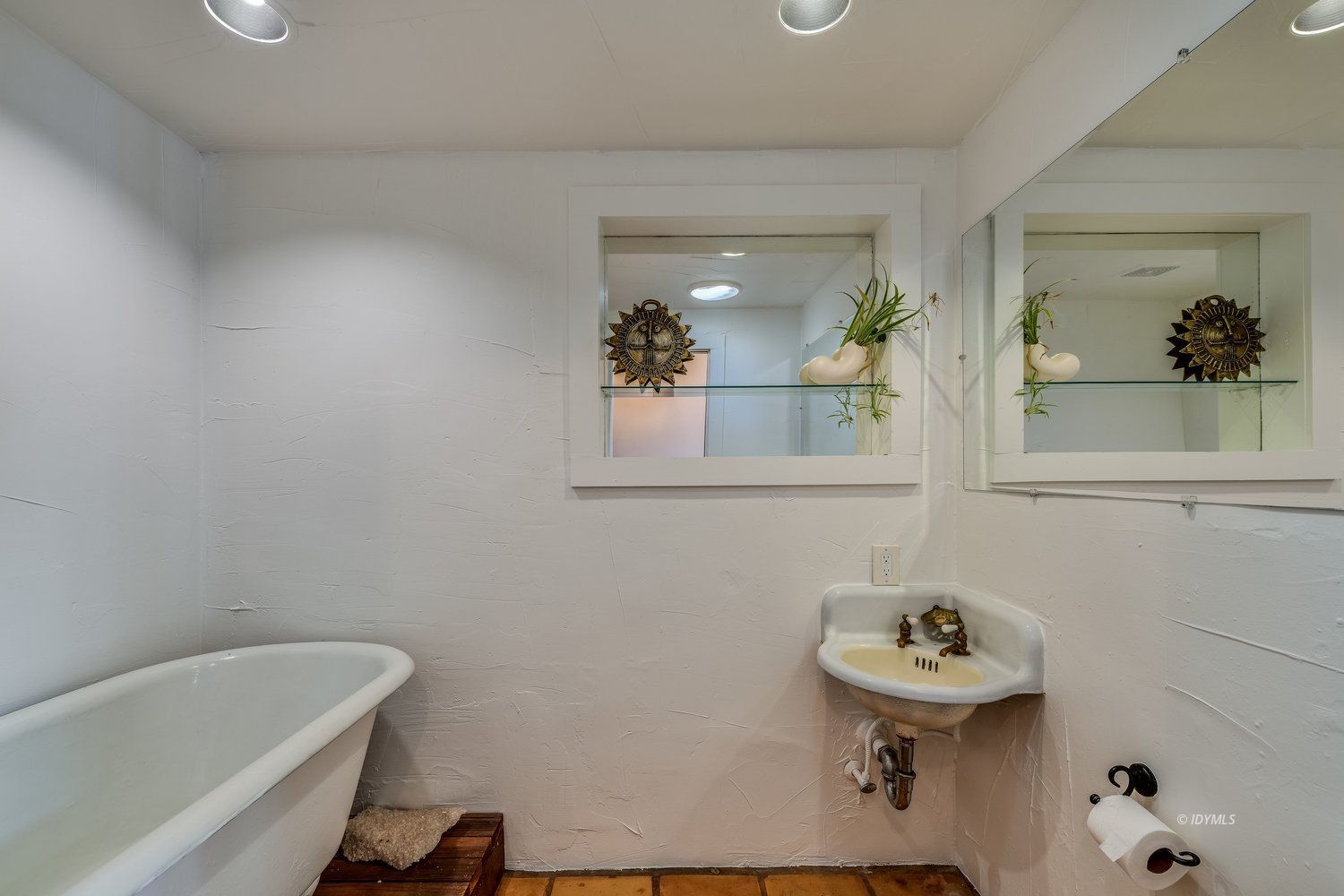 53155 Tollgate Road Idyllwild, CA 92549 - Photo 36 of 47 a bathroom with a sink and bathtub