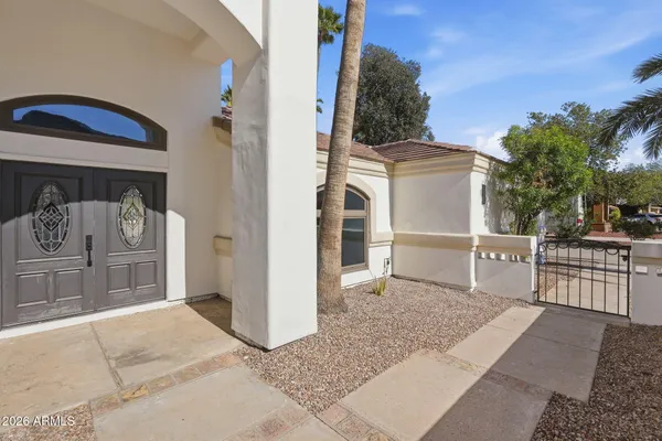 a view of entryway front of house