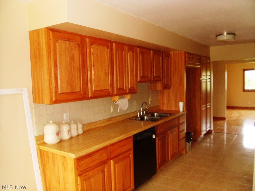 43179 Morris Road Lisbon, OH 44432 - Photo 7 of 13 Kitchen w/ Breakfast Nook