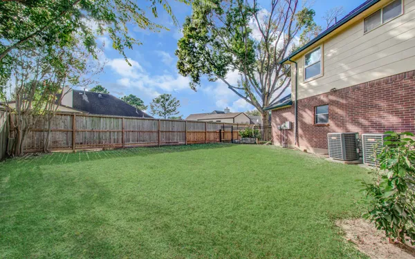 a view of yard with a house in the background