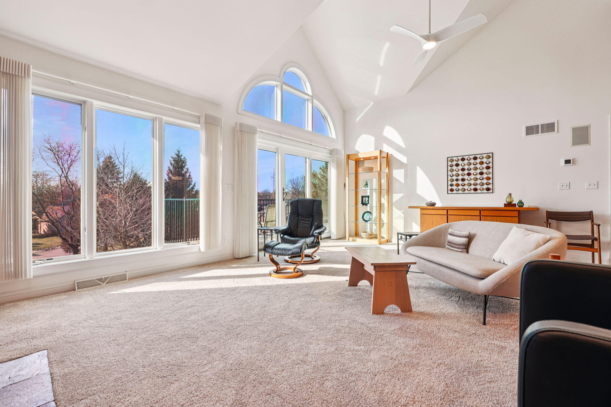 445 Sunset Trail Hartland, WI 53029 - Photo 8 of 49 Living Room