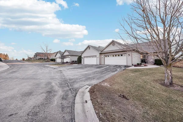 $579,900 | 445 Sunset Trail, Hartland, WI 53029
