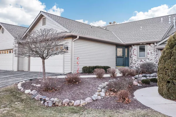 $579,900 | 445 Sunset Trail, Hartland, WI 53029