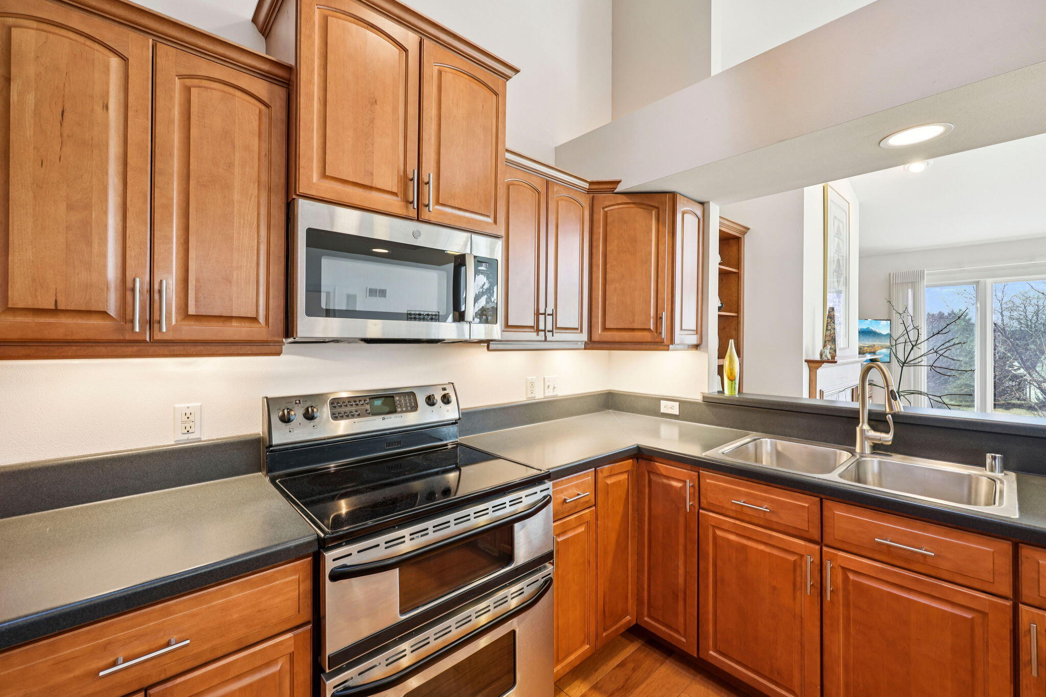 445 Sunset Trail Hartland, WI 53029 - Photo 34 of 49 Kitchen