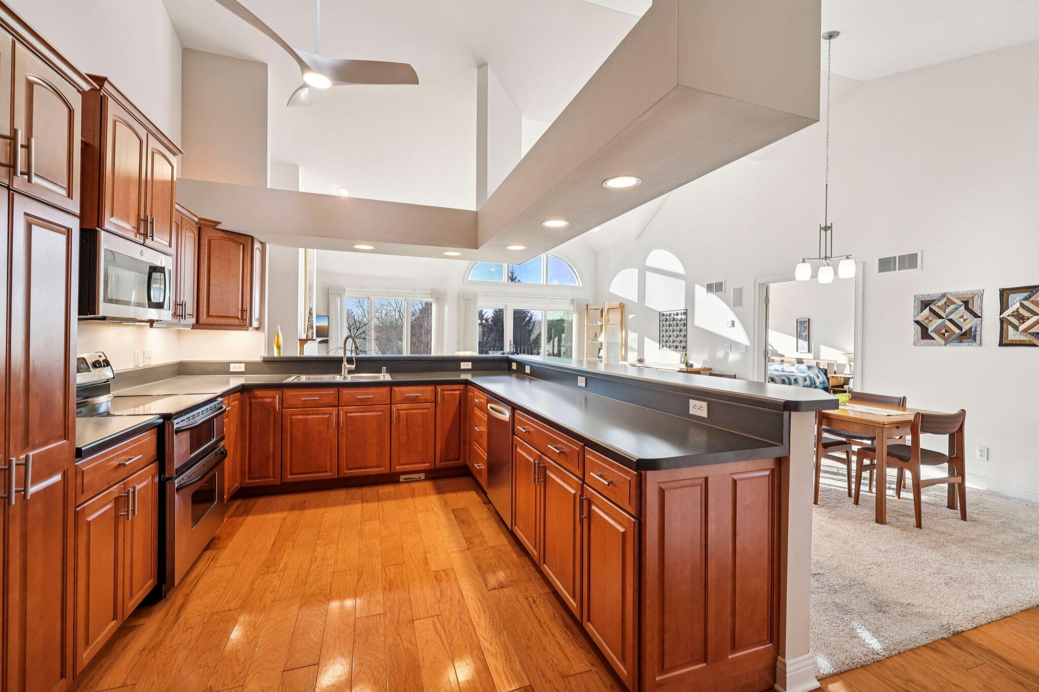 445 Sunset Trail Hartland, WI 53029 - Photo 5 of 49 Kitchen