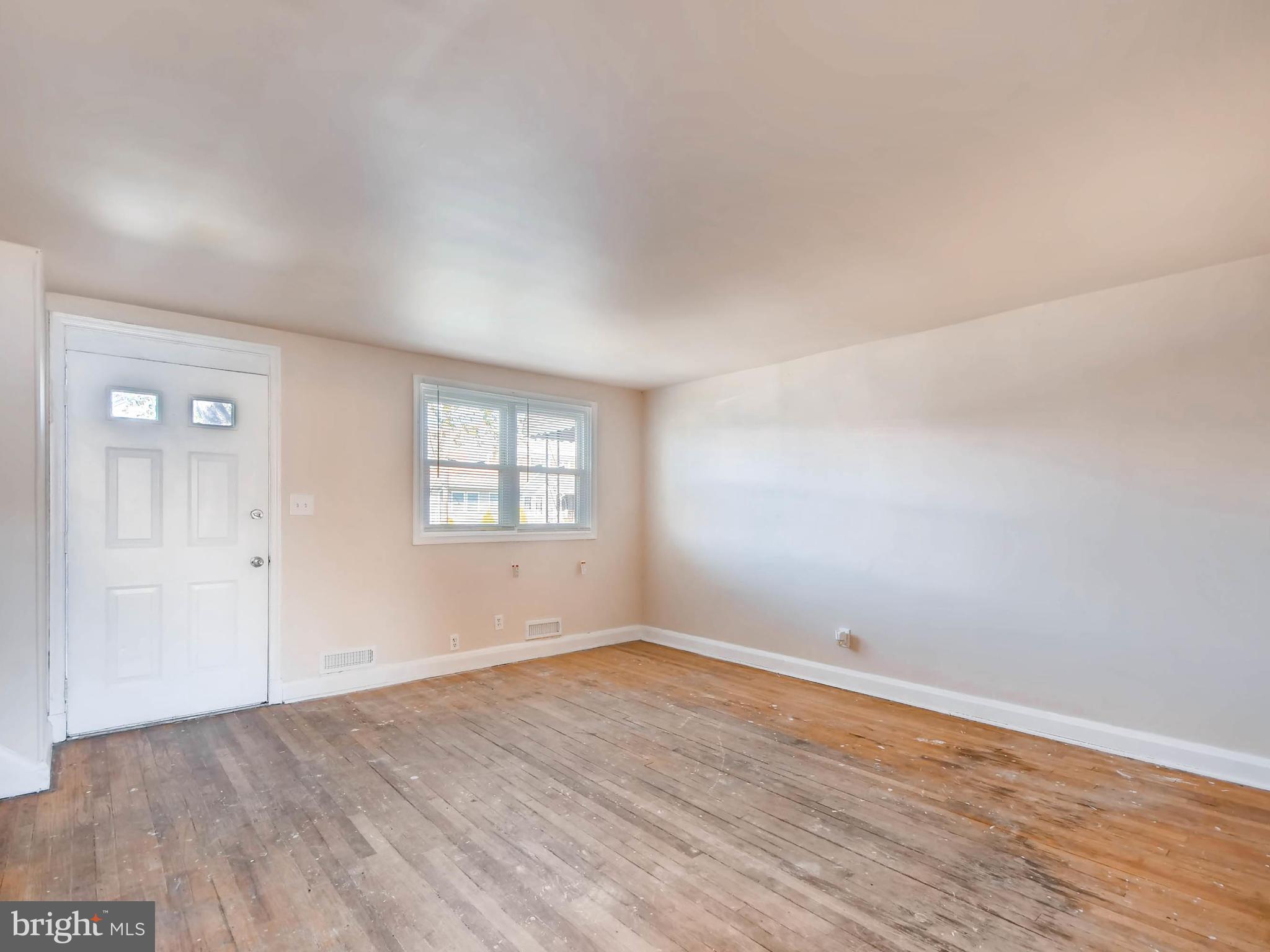 7871 Harold Road Dundalk, MD 21222 - Photo 6 of 28 Living Room