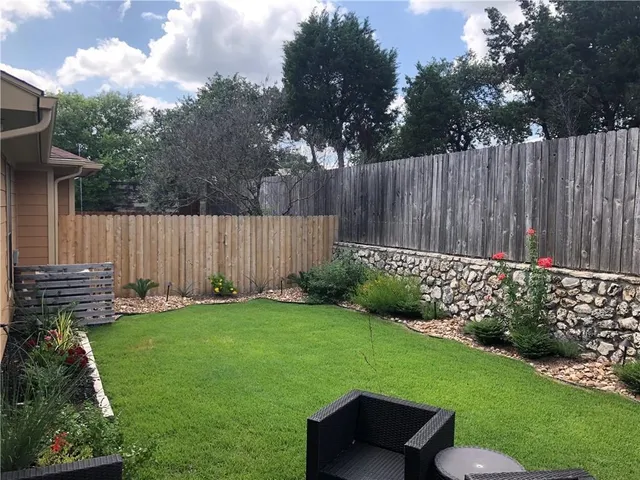 a view of a backyard