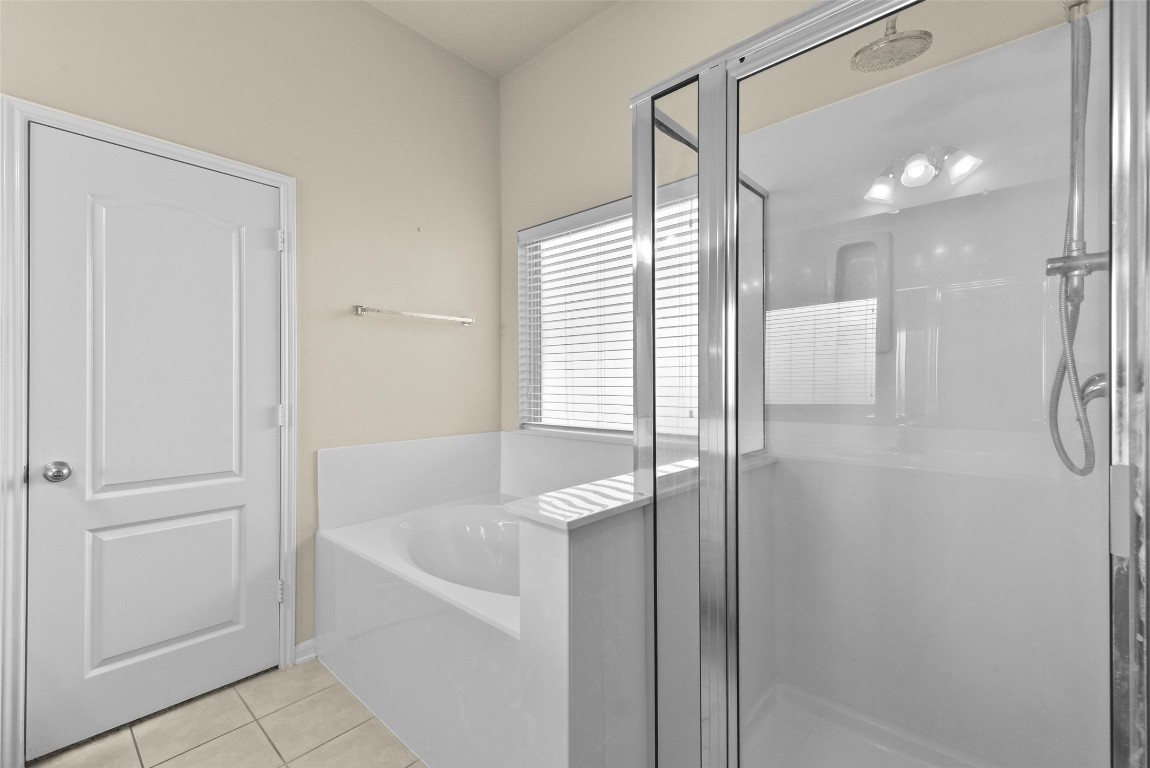 39 Butternut Grove Place Tomball, TX 77375 - Photo 15 of 29 a bathroom with a bathtub and a shower