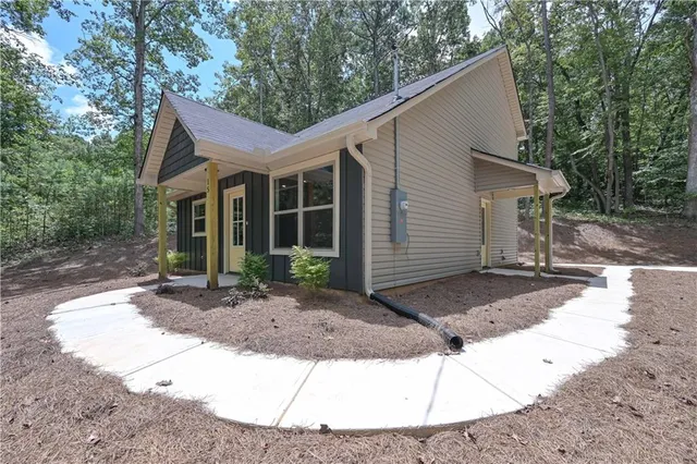 a view of a house with yard