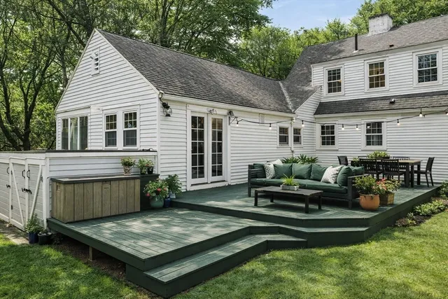 a view of a house with backyard