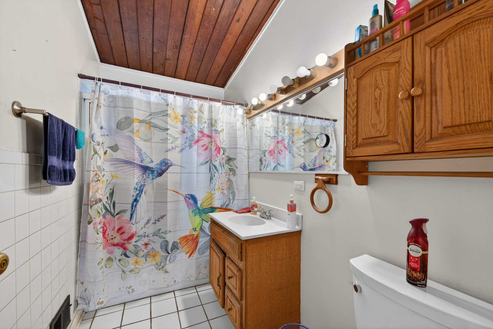 308 Natoma Avenue Addison, IL 60101 - Photo 17 of 21 a bathroom with a sink a bath tub and a shower curtain