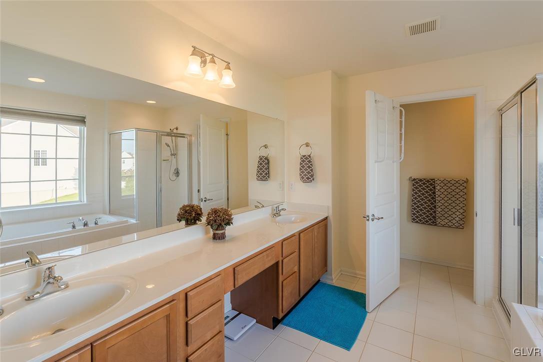 1649 Bridgeton Road Breinigsville, PA 18031 - Photo 11 of 20 Large master bath with soaking tub.