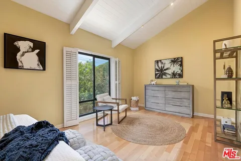 $2,149,000 | 323 San Vicente Boulevard, Unit 11, Santa Monica, CA 90402