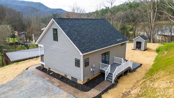 a view of a house with backyard