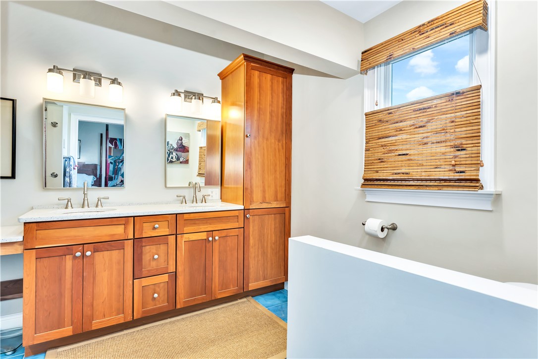 39 Weekapaug Road, Unit 3 Westerly, RI 02891 - Photo 37 of 50 Primary Bathroom