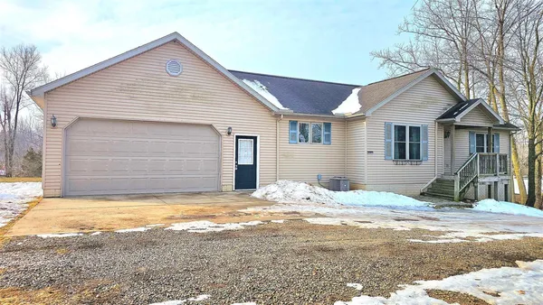 $283,500 | 10513 Loughrea Lane, Cement City, MI 49233