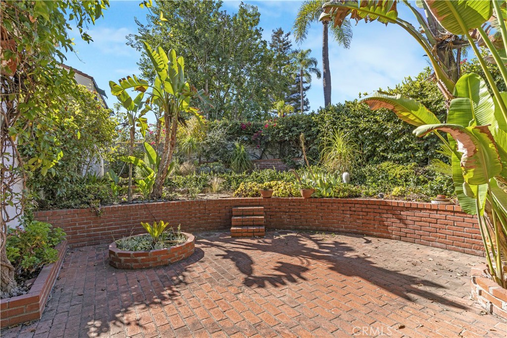 2736 Cuesta Road Santa Barbara, CA 93105 - Photo 11 of 50 a view of a backyard with plants and plants