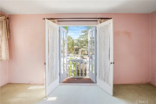 a view of entryway with window