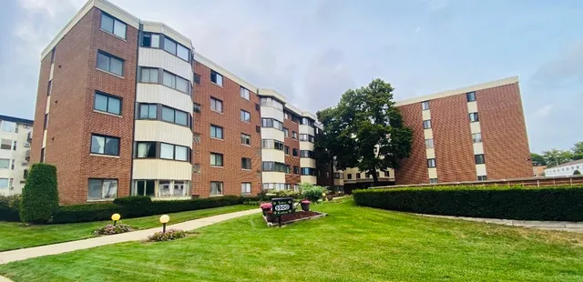 $179,999 | 5500 Lincoln Avenue, Unit 407W, Morton Grove, IL 60053
