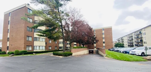$179,999 | 5500 Lincoln Avenue, Unit 407W, Morton Grove, IL 60053
