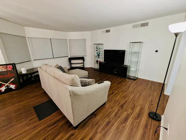 $179,999 | 5500 Lincoln Avenue, Unit 407W, Morton Grove, IL 60053