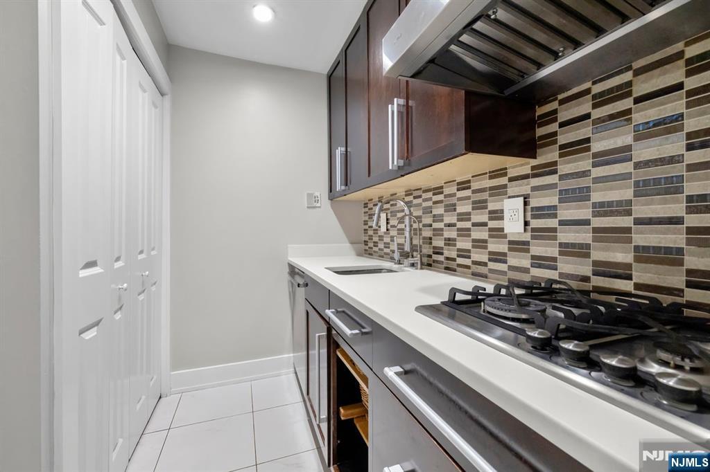 827 Alden Road Paramus, NJ 07652 - Photo 11 of 43 a close view of stove