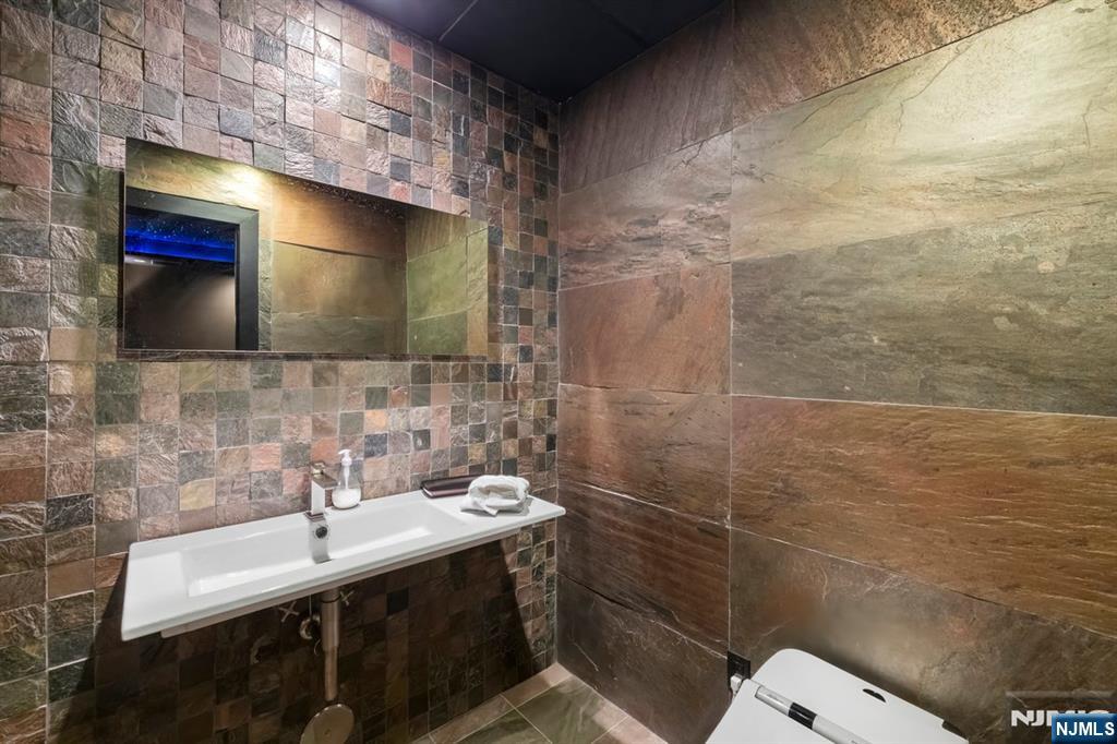 827 Alden Road Paramus, NJ 07652 - Photo 31 of 43 a bathroom with a sink mirror and toilet