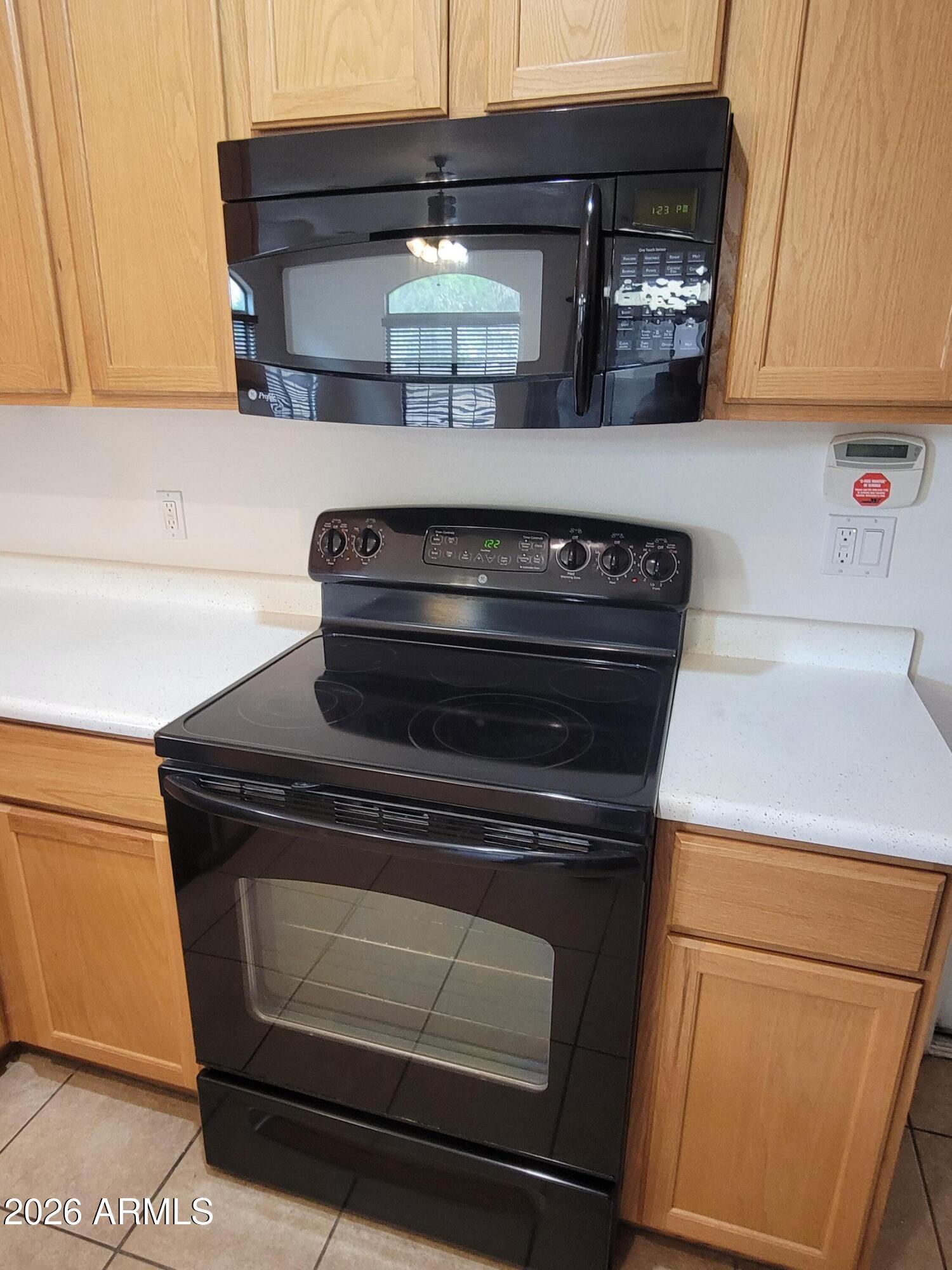 1350 South Greenfield Road, Unit 1053 Mesa, AZ 85206 - Photo 6 of 25 a stove top oven sitting inside of a kitchen