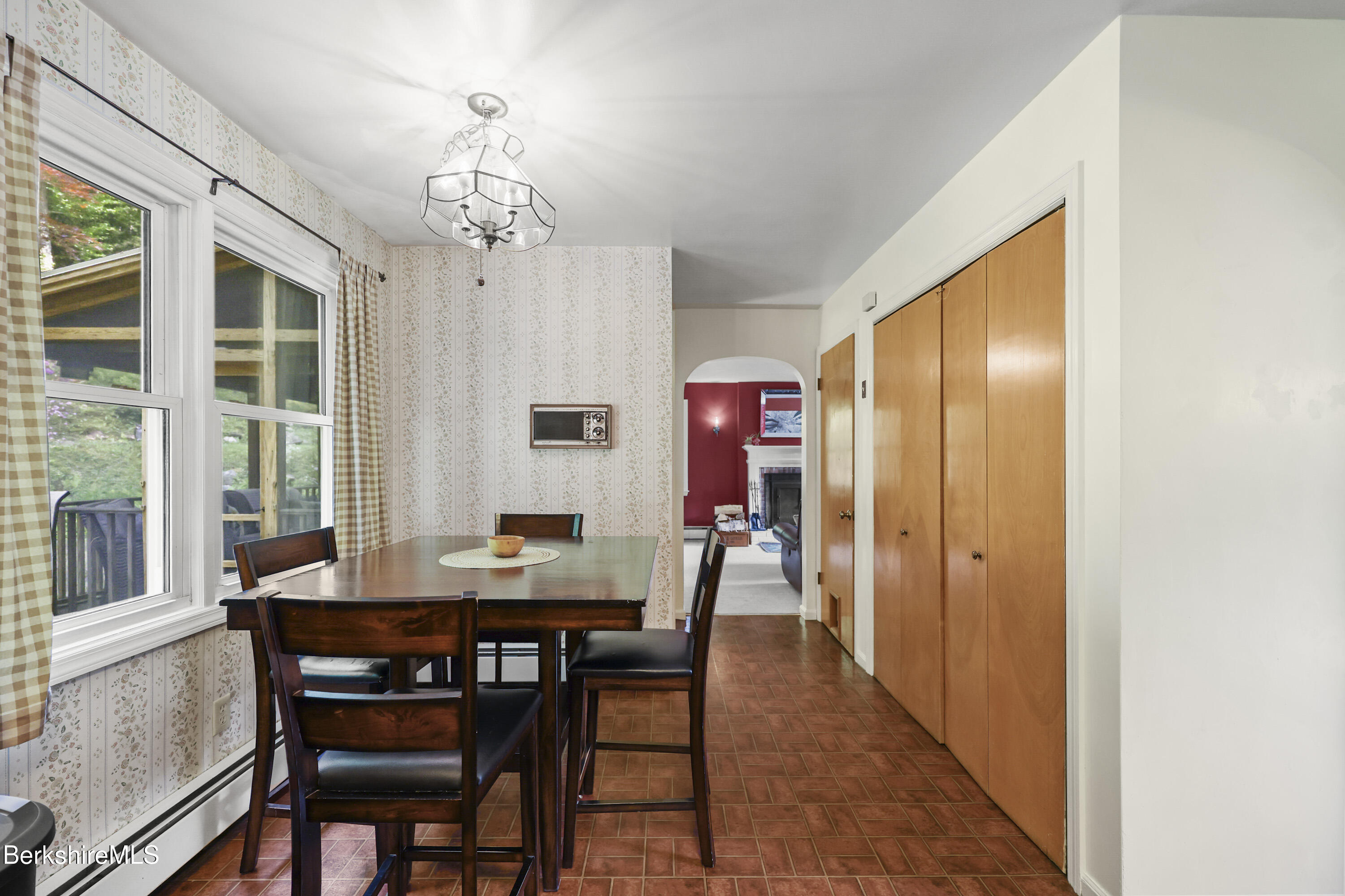 785 East New Lenox Road Pittsfield, MA 01201 - Photo 14 of 37 125 Breakfast Area