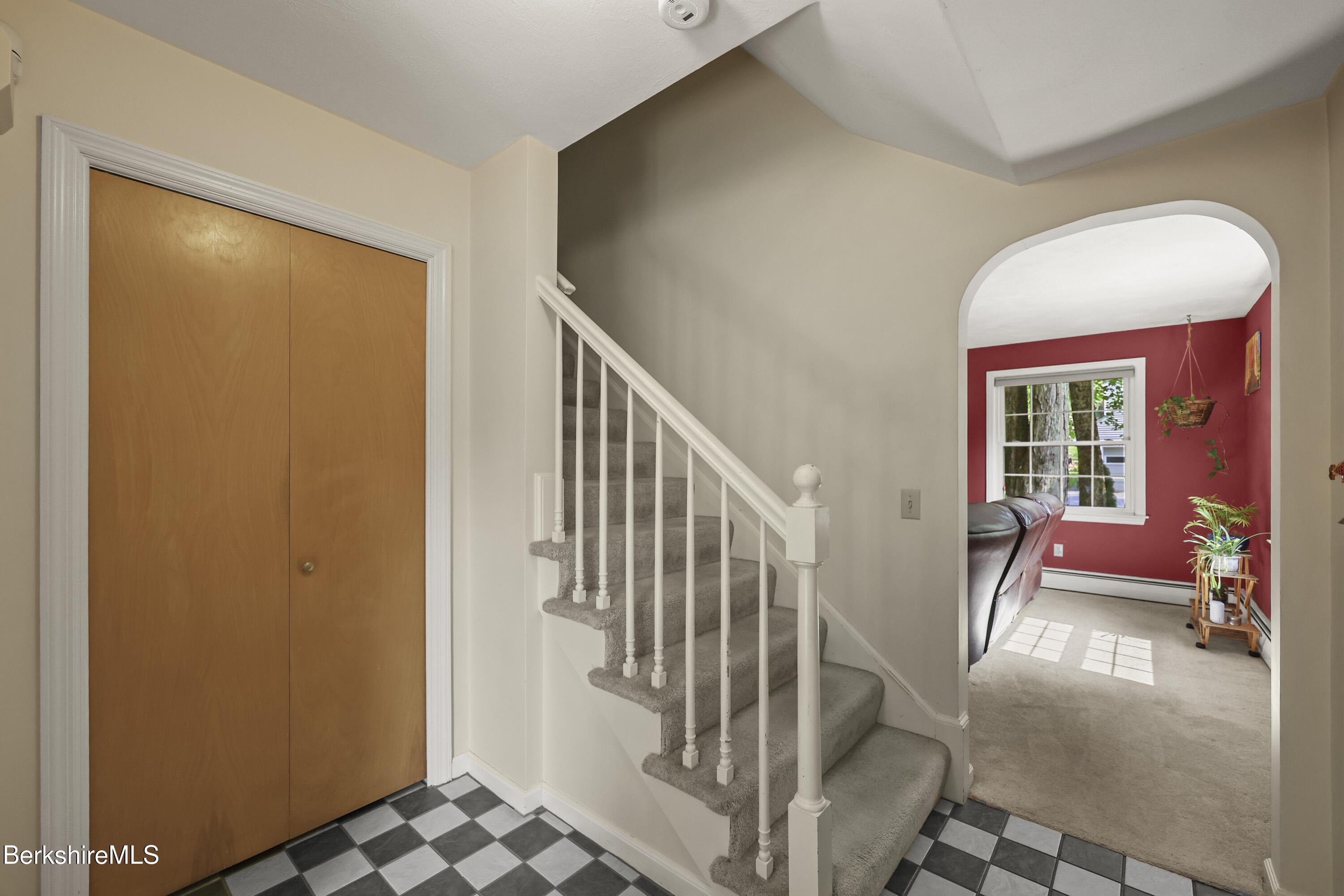 785 East New Lenox Road Pittsfield, MA 01201 - Photo 3 of 37 35 Foyer
