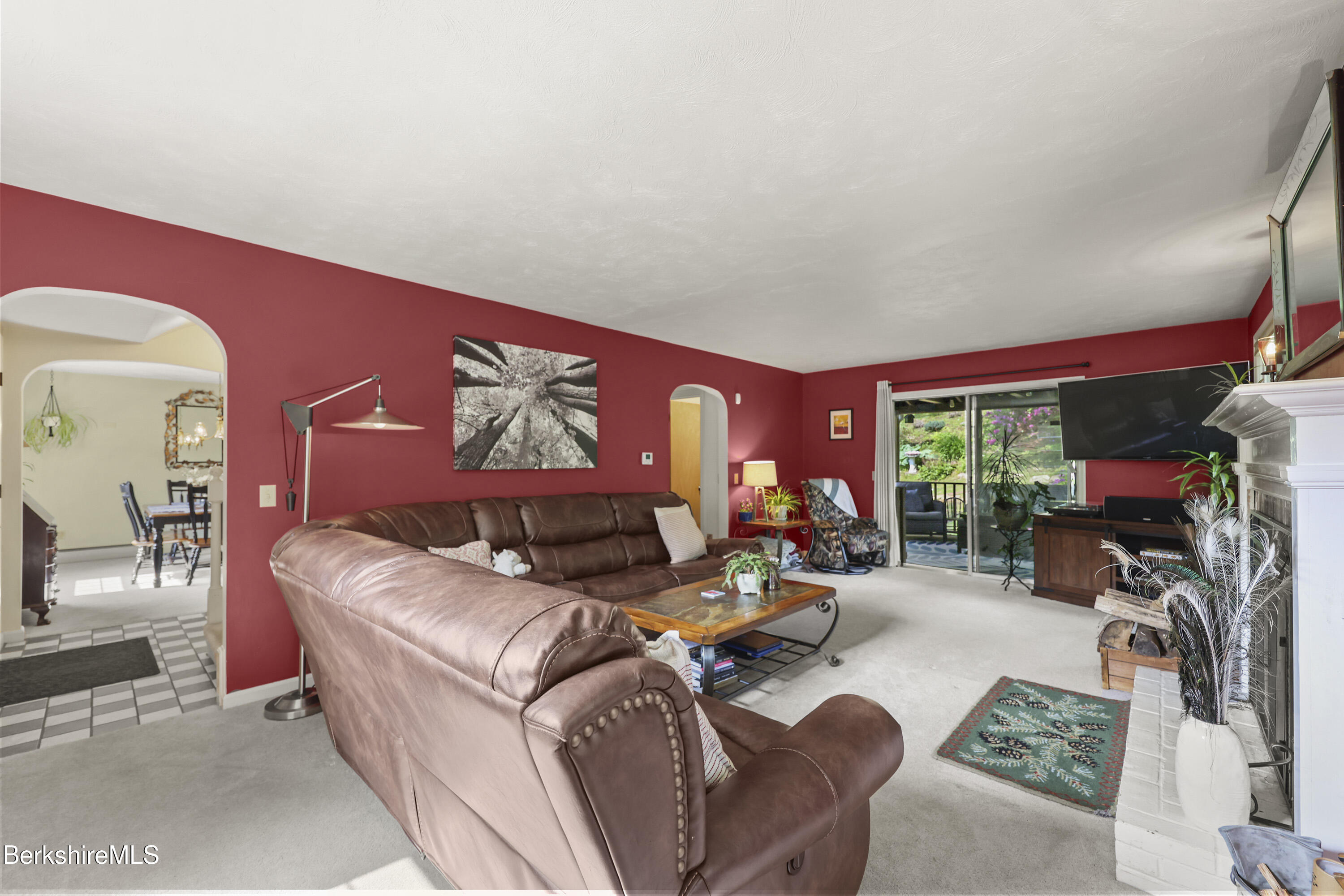 785 East New Lenox Road Pittsfield, MA 01201 - Photo 6 of 37 40 Living Room