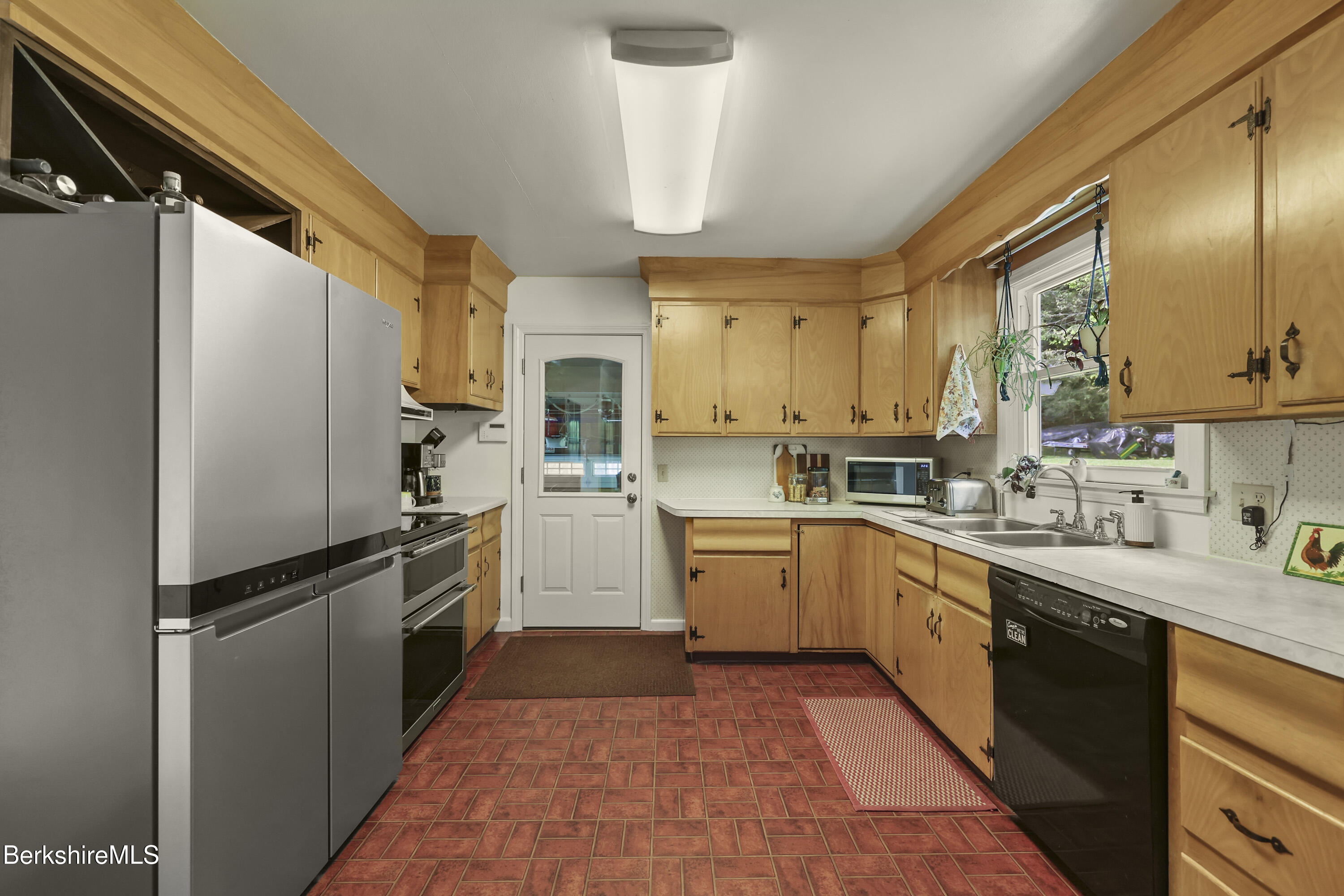 785 East New Lenox Road Pittsfield, MA 01201 - Photo 8 of 37 95 Kitchen