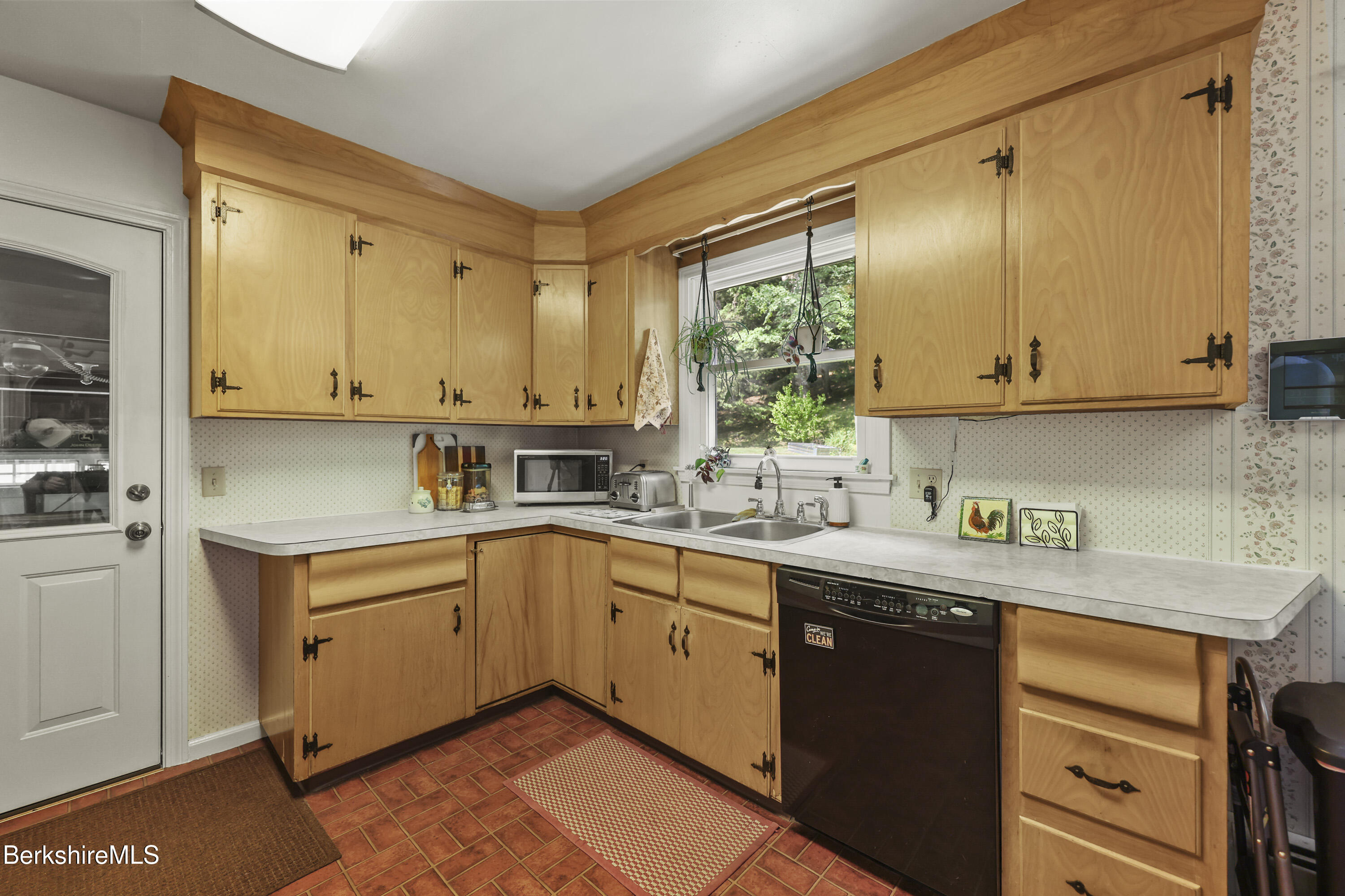 785 East New Lenox Road Pittsfield, MA 01201 - Photo 9 of 37 100 Kitchen