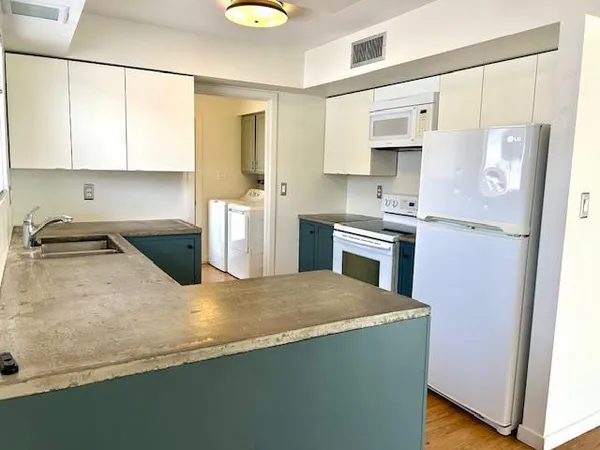 $2,600 | 7744 North 13th Place, Phoenix, AZ 85020