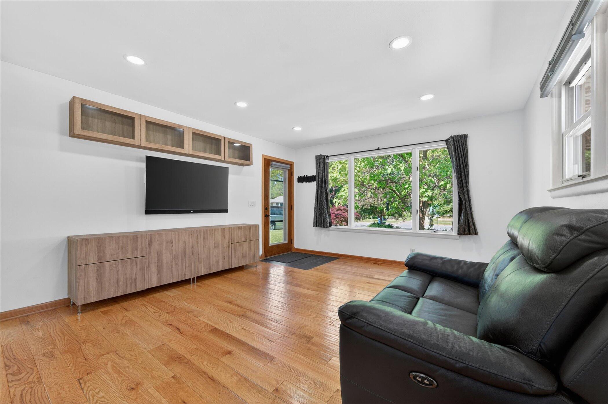900 Pomona Road Ann Arbor, MI 48103 - Photo 9 of 60 09-900-Pomona-Rd-WindowStill