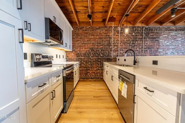 $2,875 | 453 East Main Street, Unit 900, Kingsport, TN 37660