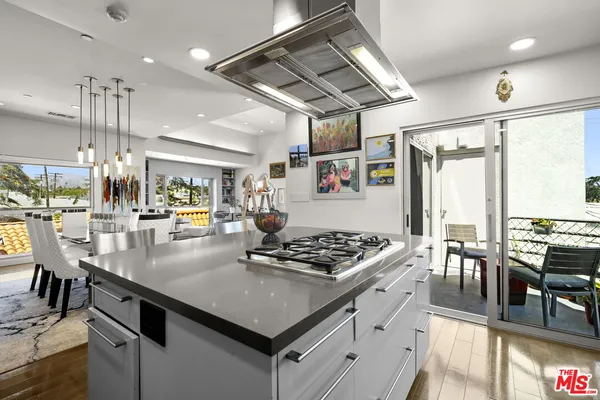 $2,150,000 | 907 Lincoln Boulevard, Unit PH 302, Santa Monica, CA 90403