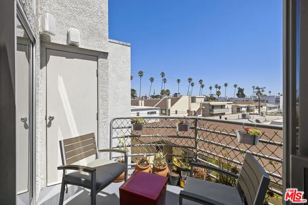 $2,150,000 | 907 Lincoln Boulevard, Unit PH 302, Santa Monica, CA 90403