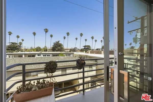 $2,150,000 | 907 Lincoln Boulevard, Unit PH 302, Santa Monica, CA 90403