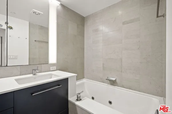 $2,150,000 | 907 Lincoln Boulevard, Unit PH 302, Santa Monica, CA 90403
