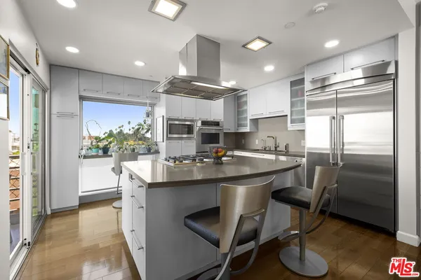 $2,150,000 | 907 Lincoln Boulevard, Unit PH 302, Santa Monica, CA 90403