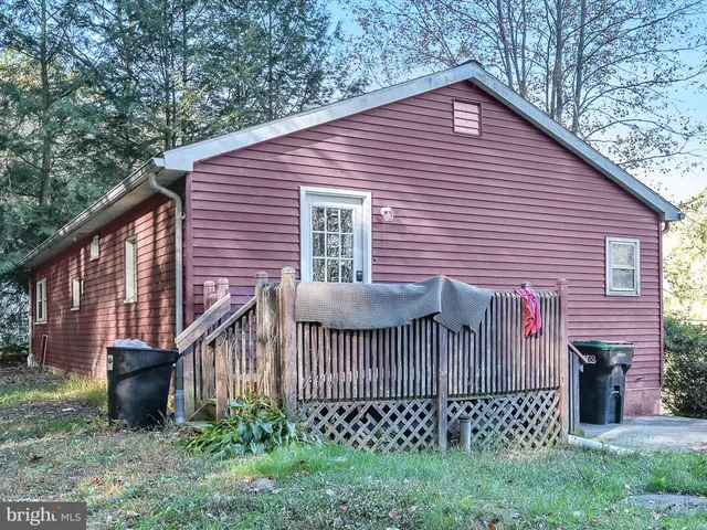 a view of a house with yard and plants