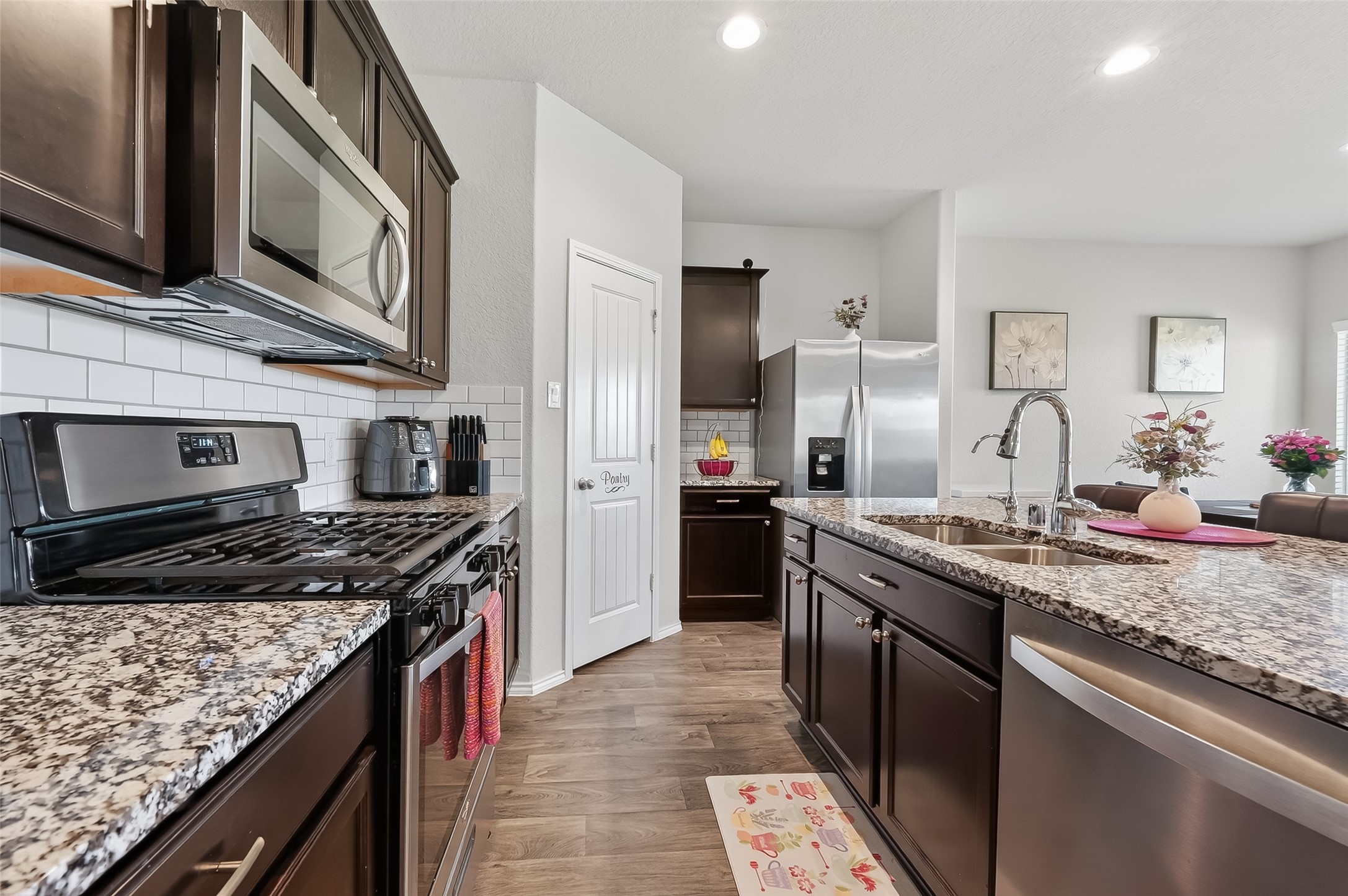 723 Acacia Park Lane Rosharon, TX 77583 - Photo 8 of 42