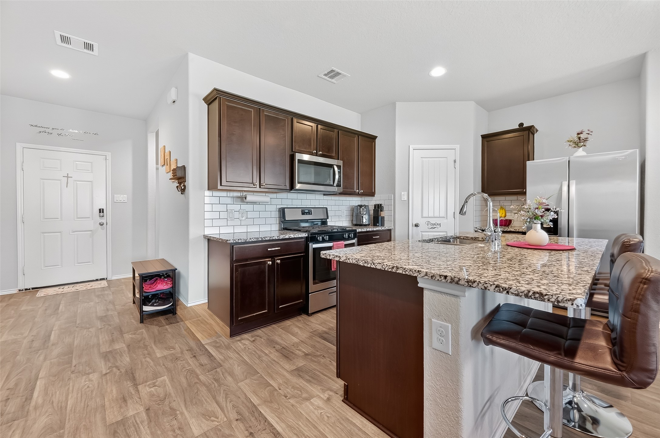 723 Acacia Park Lane Rosharon, TX 77583 - Photo 9 of 42