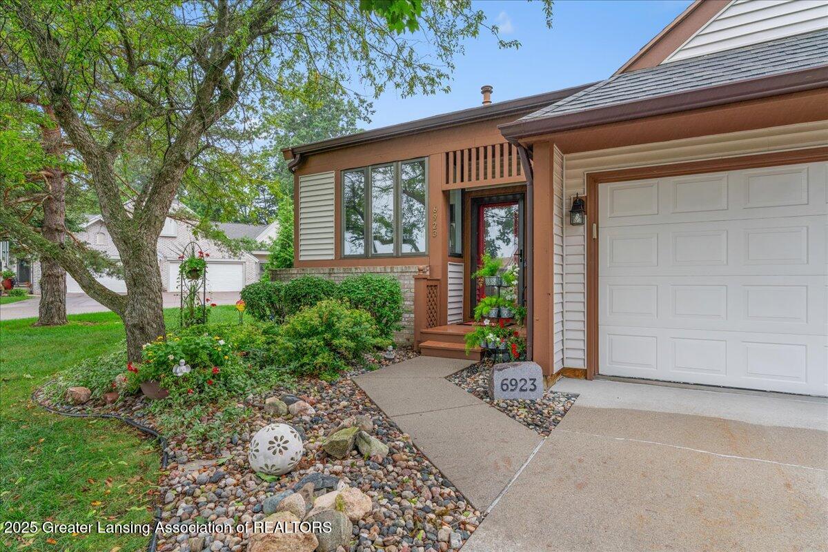6923 Spring Tree Lane, Unit 143 Lansing, MI 48917 - Photo 5 of 49 Front Exterior